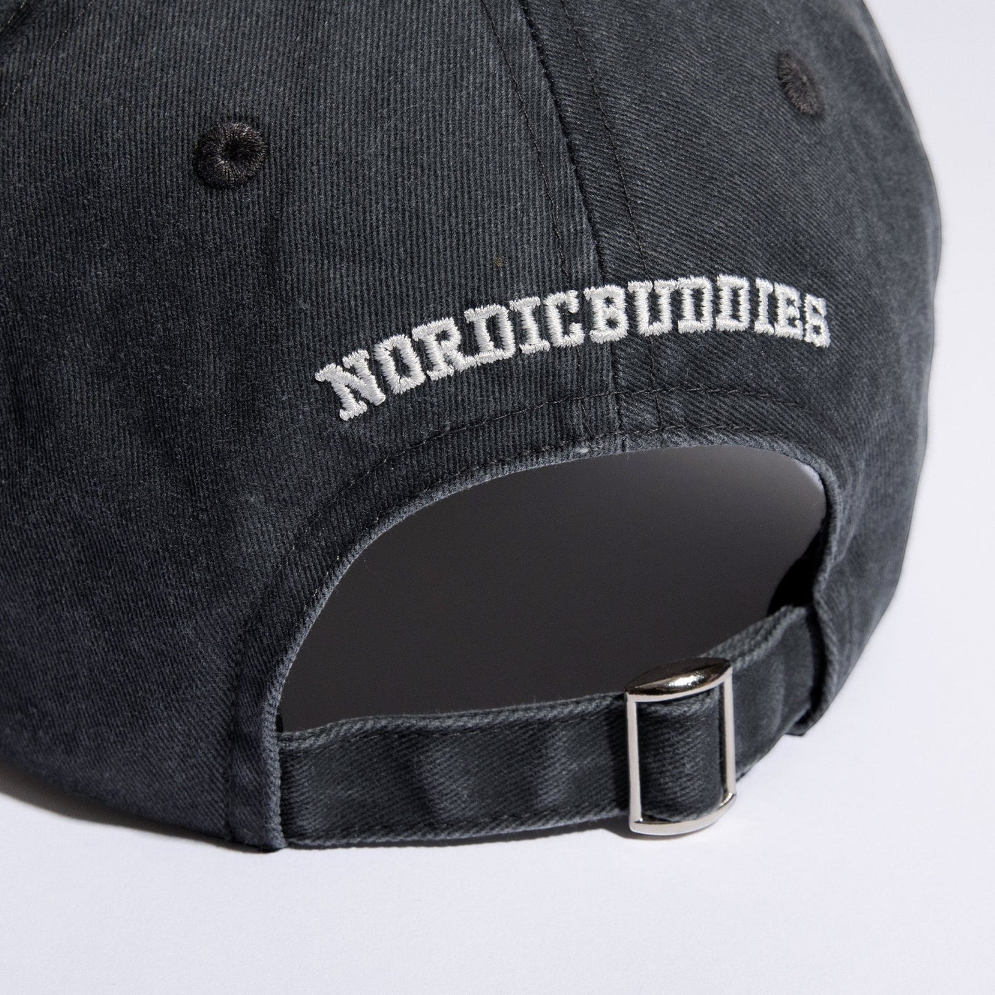 aelgmark 北歐生活選物姆明黑色丹寧老帽背面,繡有白色 Nordic Buddies 字樣與金屬調節扣