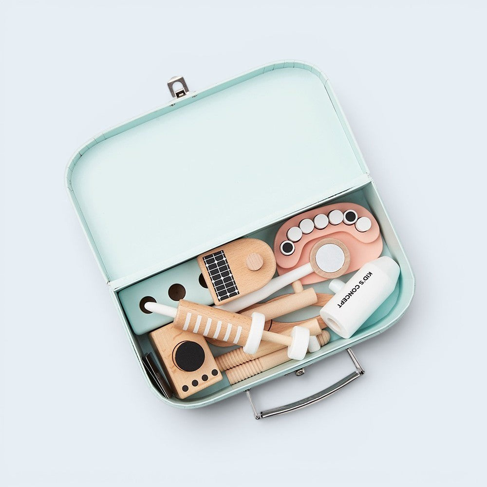 aelgmark 北歐生活選物 Kid's Concept 木製小小牙醫工具組,包含牙齒模型與醫療器材,收納於薄荷綠色手提箱中。