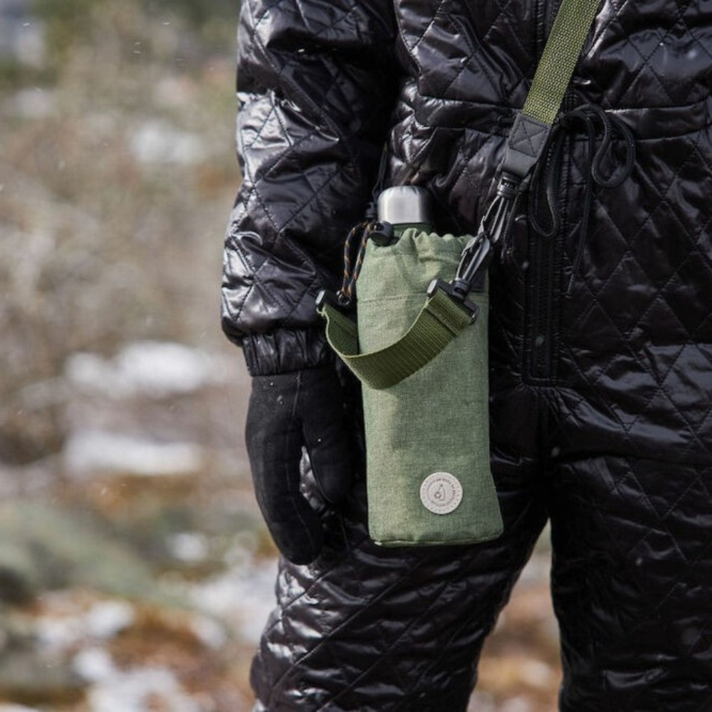 aelgmark military green rPET insulated bottle holder with drawstring closure and adjustable strap, fits 0.5L bottles.