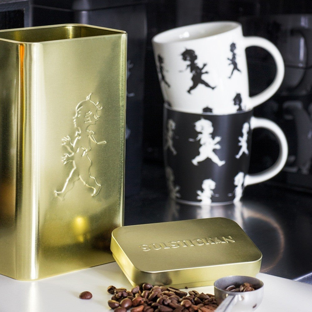 aelgmark北歐生活選物 white mug with black running boy pattern, 380ml capacity, ceramic material.