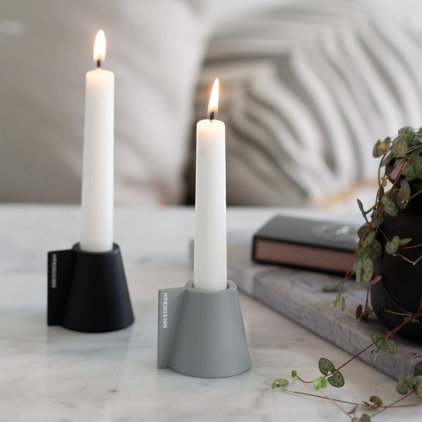 aelgmark北歐生活選物 two-sided candle holder in grey and black, holds white taper candles.