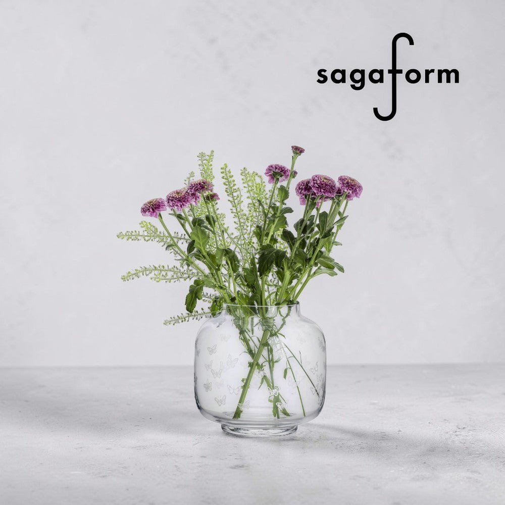 aelgmark 北歐生活選物 Sagaform 透明玻璃花器，瓶身飾有精緻蝴蝶圖騰，插滿紫色花束，展現北歐優雅居家風格