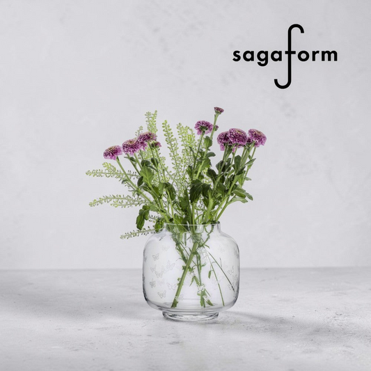 aelgmark 北歐生活選物 Sagaform 透明玻璃花器，瓶身飾有精緻蝴蝶圖騰，插滿紫色花束，展現北歐優雅居家風格