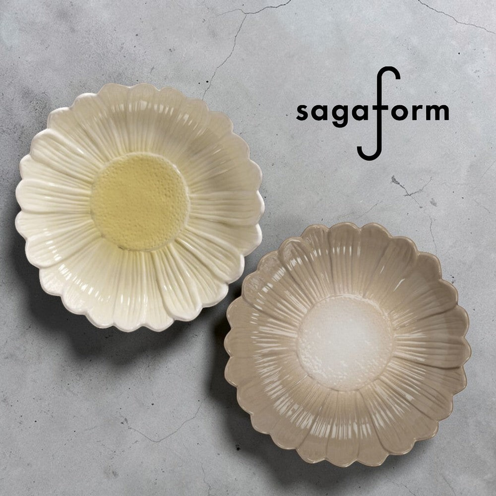 aelgmark 北歐生活選物 Dagny 雛菊造型深盤，包含白色與杏色兩款，展現簡約優雅的餐桌美學。