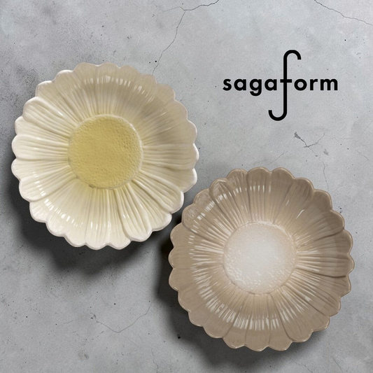 aelgmark 北歐生活選物 Dagny 雛菊造型深盤，包含白色與杏色兩款，展現簡約優雅的餐桌美學。