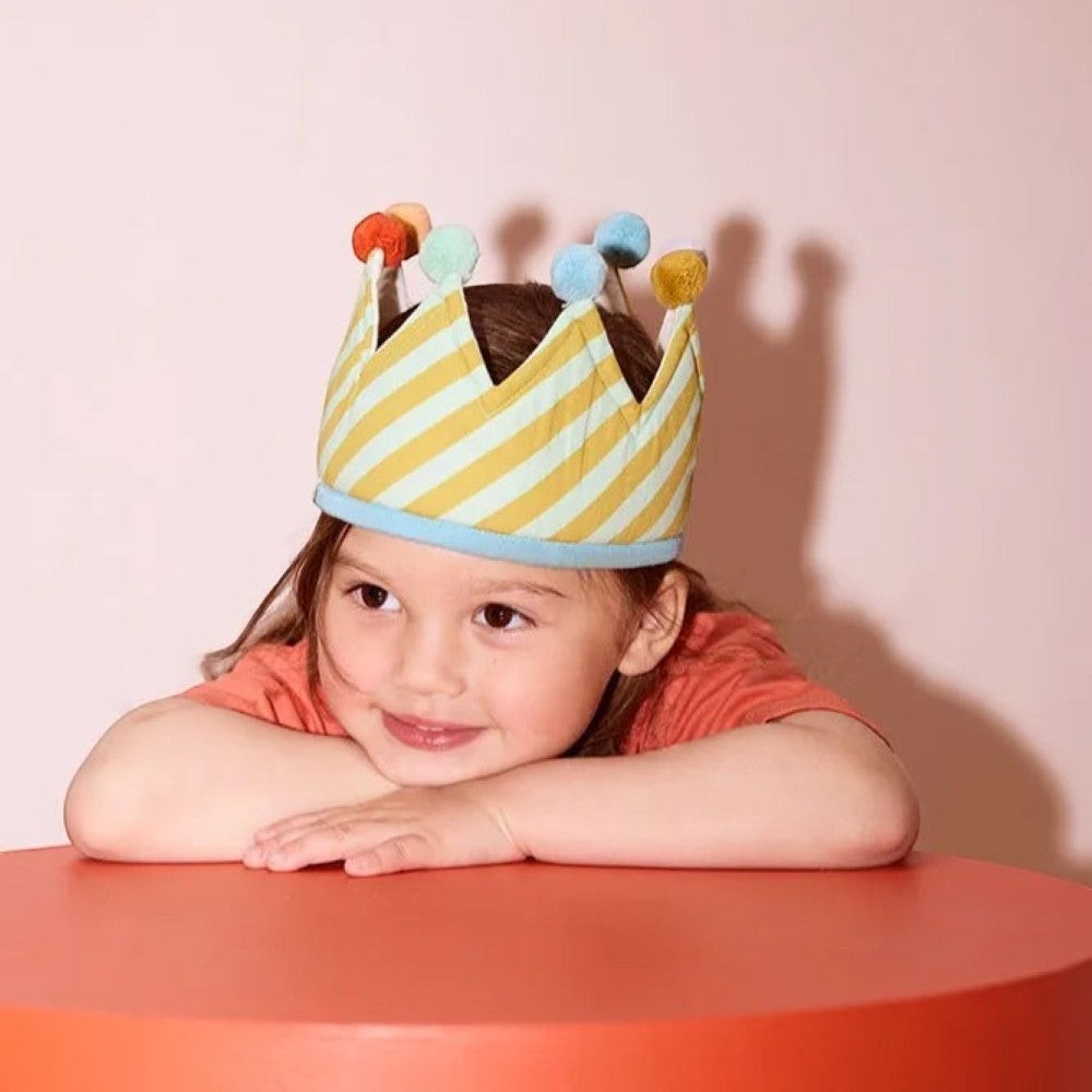 aelgmark 北歐生活選物 Kid’s Concept 兒童生日皇冠，黃色斜條紋布料搭配彩色絨球，柔軟親膚適合派對佩戴