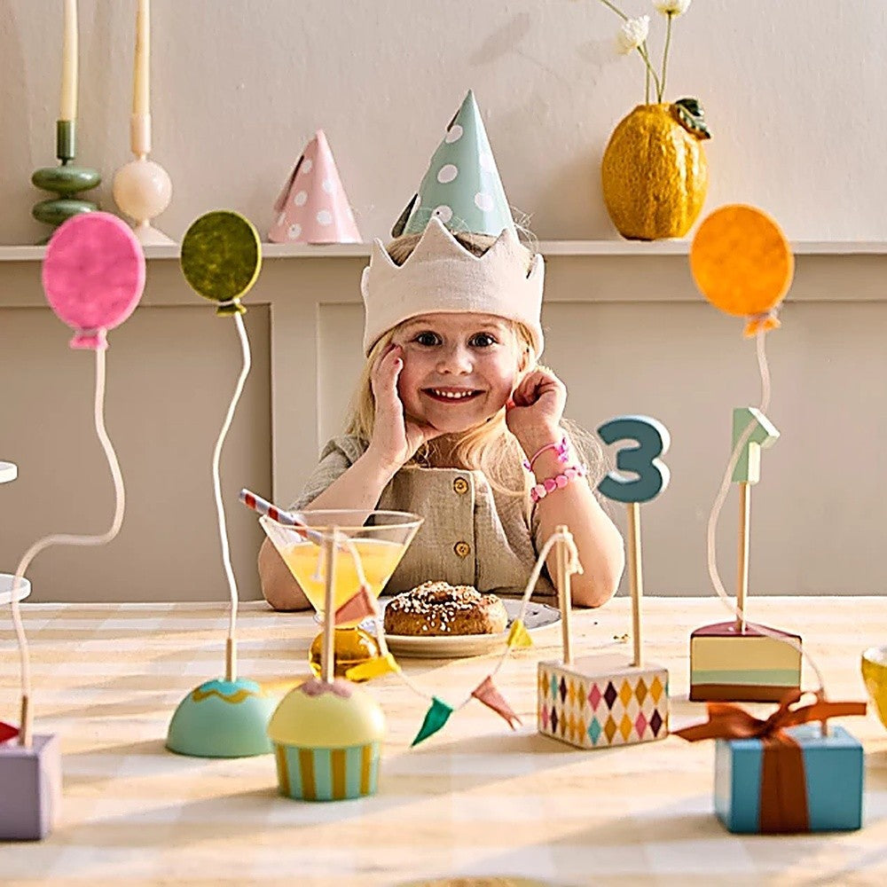aelgmark 北歐生活選物 Kid’s Concept 木製生日裝飾組，包含氣球、蛋糕與禮物造型，適合兒童生日派對佈置。