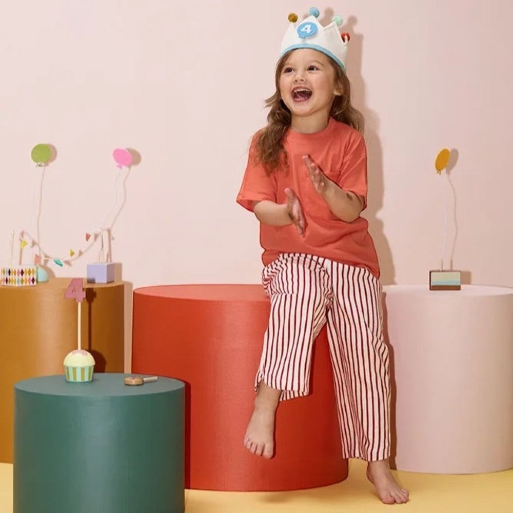 aelgmark 北歐生活選物 Kid’s Concept 生日皇冠帽，附可更換數字與彩色絨球，適合兒童派對穿戴。