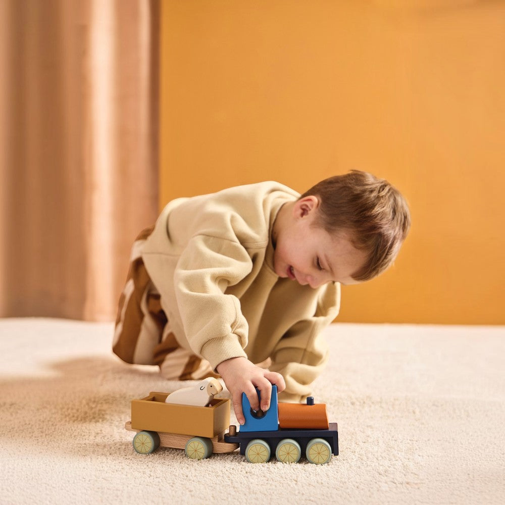 aelgmark 北歐生活選物 Kid’s Concept 木製農場動物小火車，幼兒正開心地推動火車玩具，包含可愛動物積木與貨車車廂。