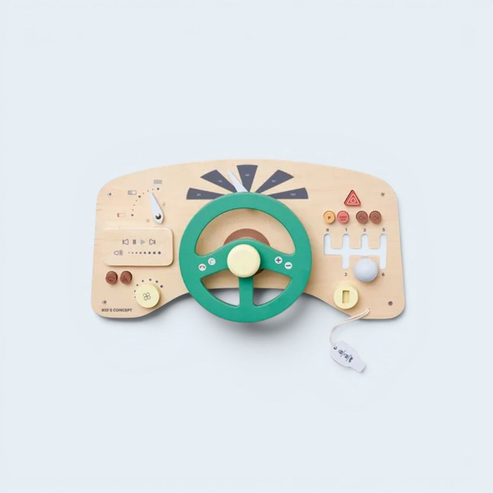 aelgmark 北歐生活選物 Kid’s Concept 木製汽車駕駛遊戲板，具備綠色方向盤、排檔桿與互動按鈕，培養兒童手眼協調。