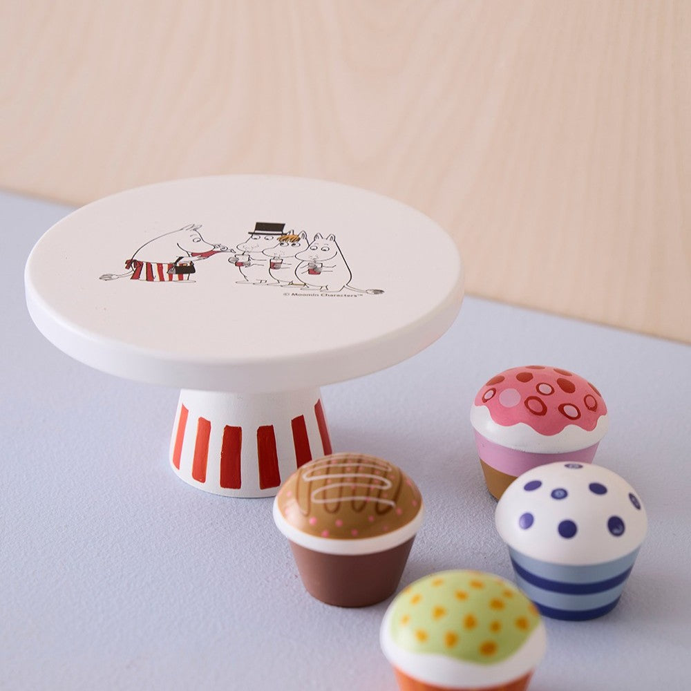 aelgmark 北歐生活選物 MOOMI 木製蛋糕架組，附有四款可愛的嚕嚕米主題杯子蛋糕，適合兒童扮家家酒遊戲。