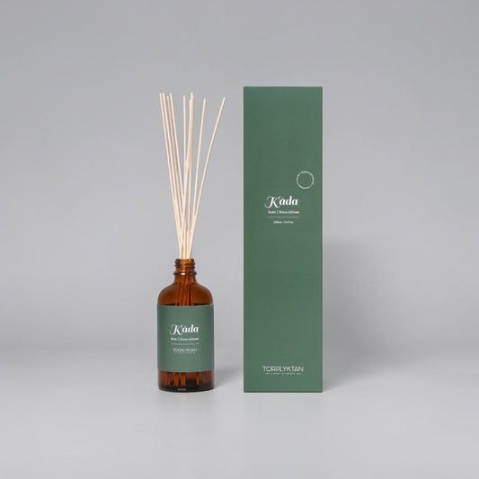 aelgmark Amber resin room diffuser with natural reeds in a brown glass bottle and green packaging, 100ml.