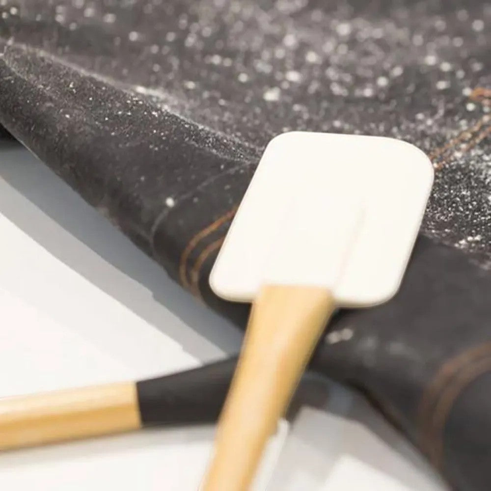 aelgmark white silicone spatula with bamboo handle, heat resistant up to 220°C, ideal for baking and cooking.
