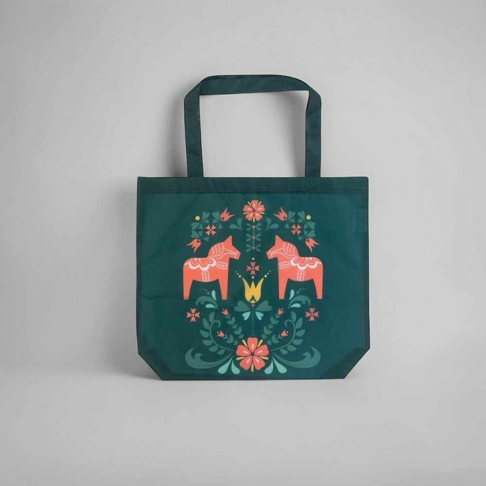 aelgmark 北歐生活選物達拉馬折疊購物袋，深綠色底色搭配瑞典傳統達拉馬與 Kurbits 花卉圖騰，輕巧耐用設計。