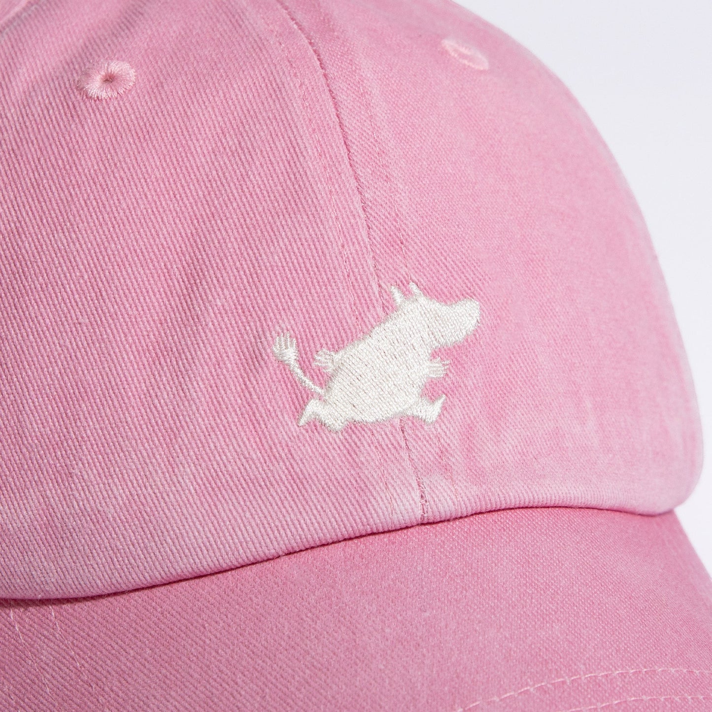 aelgmark 北歐生活選物粉色姆明刺繡純棉老帽，細緻白色姆明圖案展現北歐簡約風格