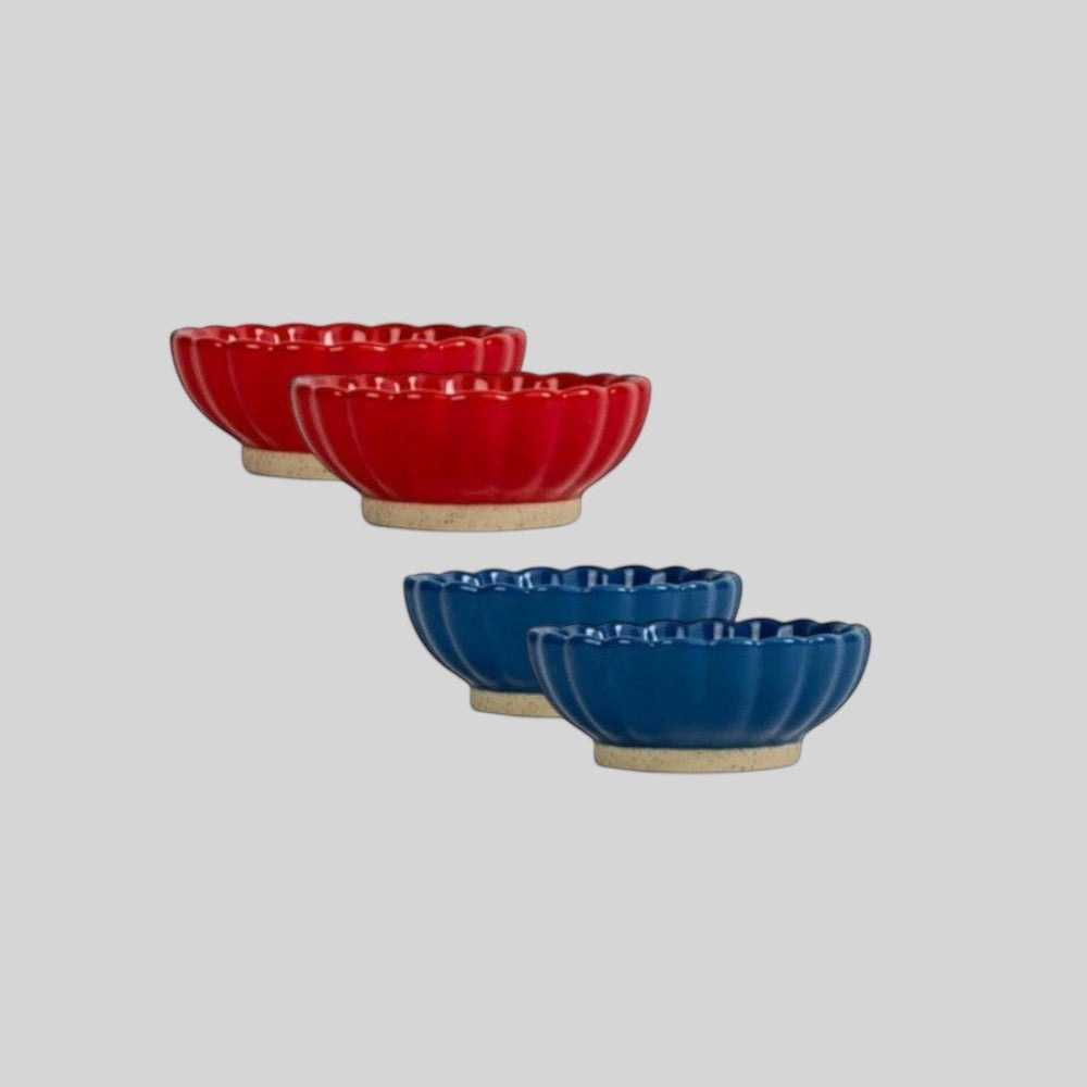 aelgmark 北歐生活選物 Florian 花型瓷器小碟 2 入組，包含紅色與藍色兩款，展現自然花朵造型與細緻質感。