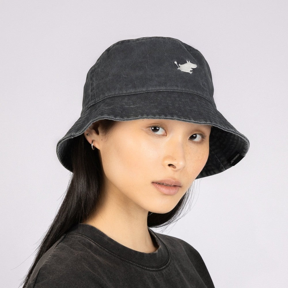 aelgmark 北歐生活選物姆明黑色水洗丹寧漁夫帽，正面有白色姆明刺繡，模特兒配戴展示復古質感
