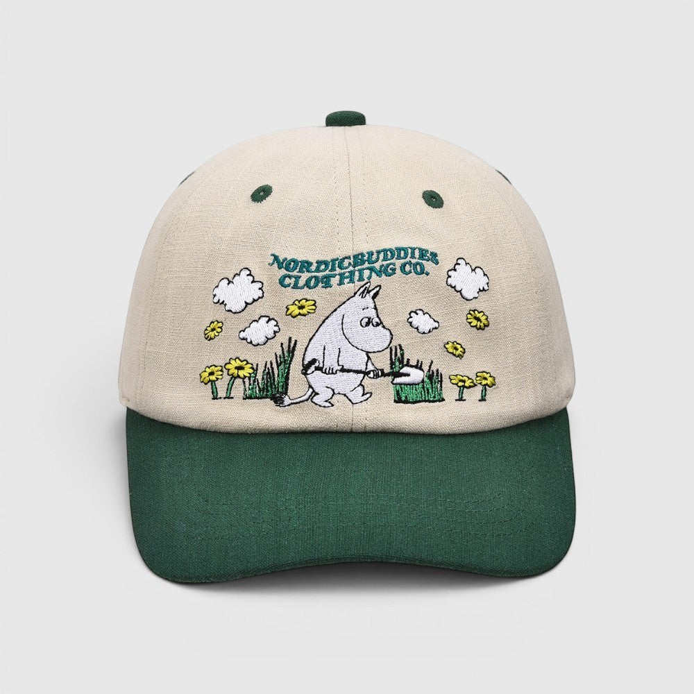 aelgmark 北歐生活選物姆明花園棒球帽，米色帽身搭配森林綠帽簷，正面有姆明園藝刺繡與 NordicBuddies 字樣，純棉材質。