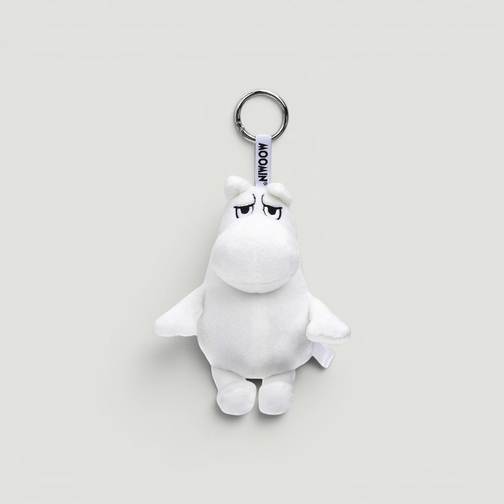 aelgmark 北歐生活選物姆明絨毛吊飾，白色柔軟材質，附有金屬鑰匙圈與 MOOMIN 品牌標籤，造型可愛療癒。