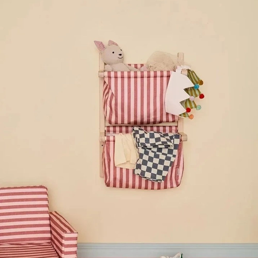 aelgmark 北歐生活選物 Kid’s Concept 粉色條紋雙層壁掛收納袋，附木質框架，適合兒童房收納玩具與衣物