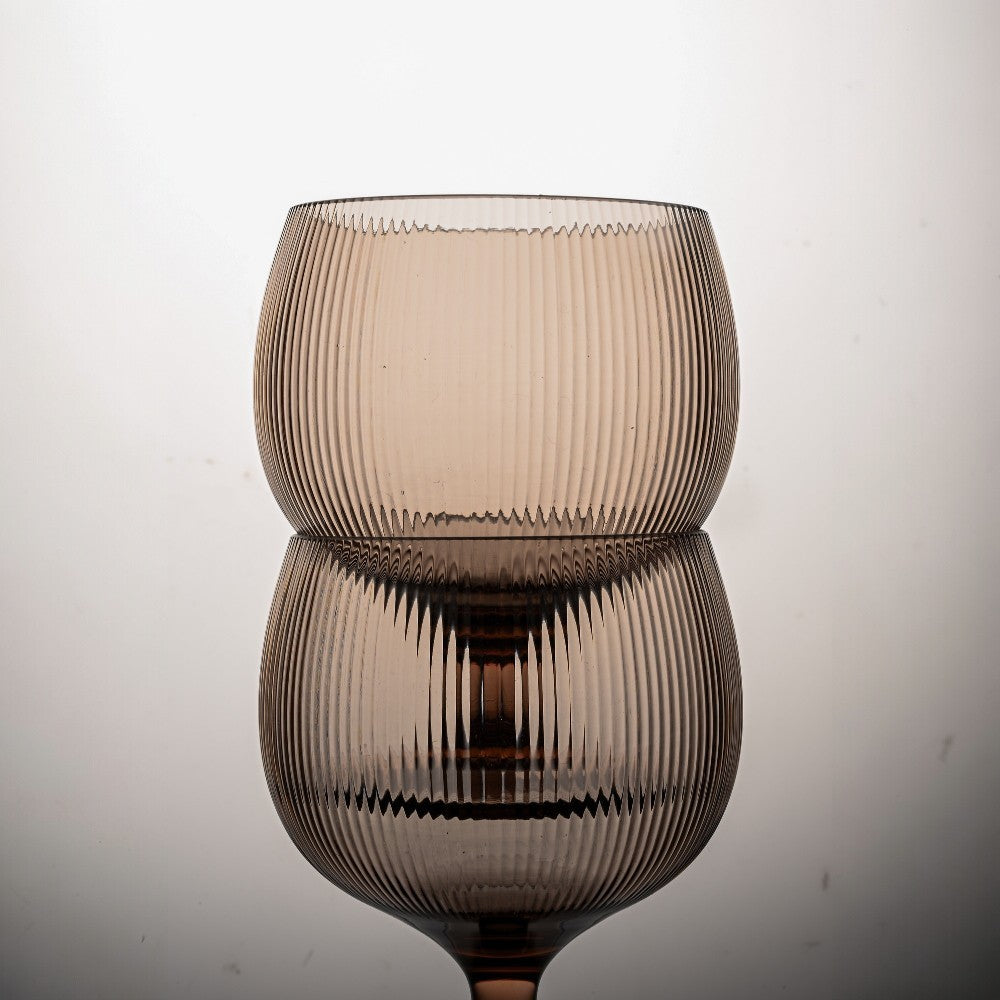 aelgmark Billi wine glasses, set of 4, made from rPET, with a ribbed design and elegant stem, in a smoky brown hue.