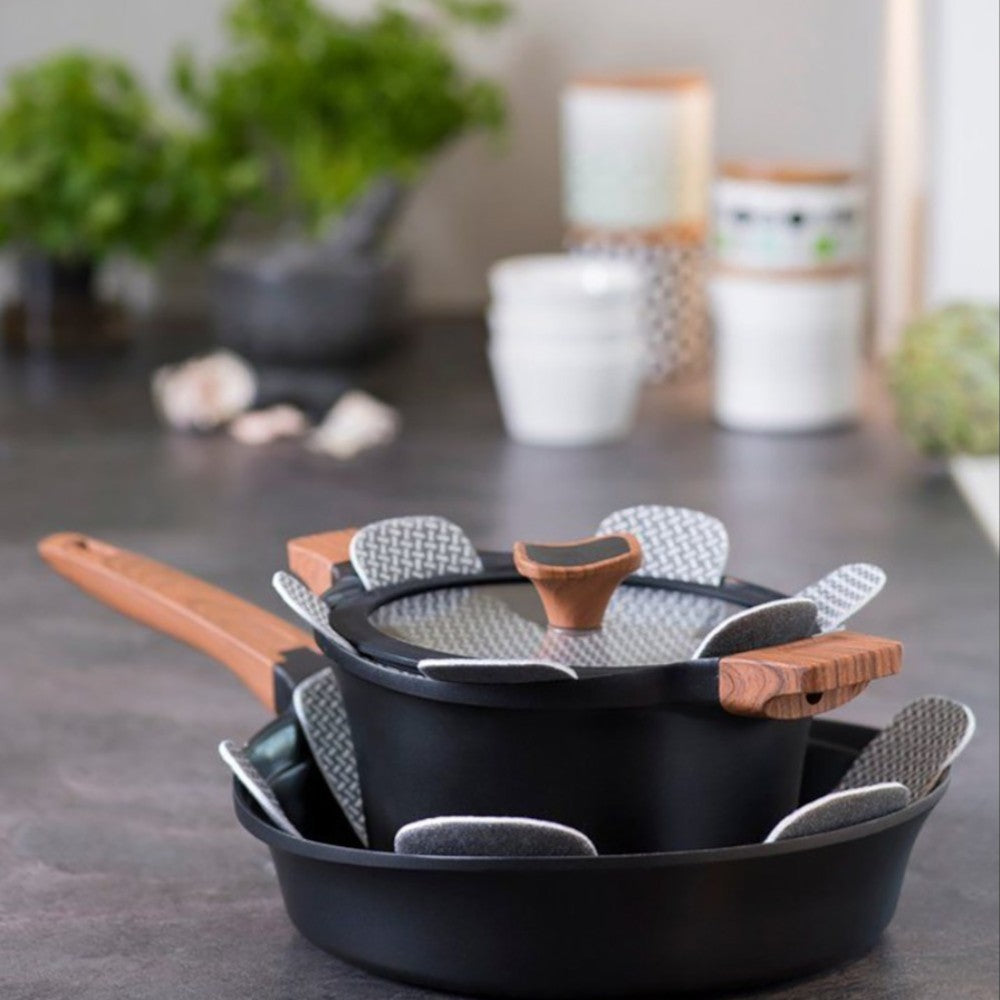 aelgmark black cast aluminum non-stick frying pan with wooden handle and glass lid, ideal for everyday cooking.