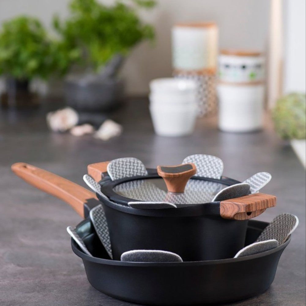 aelgmark black cast aluminum non-stick frying pan with wooden handle and glass lid, ideal for everyday cooking.