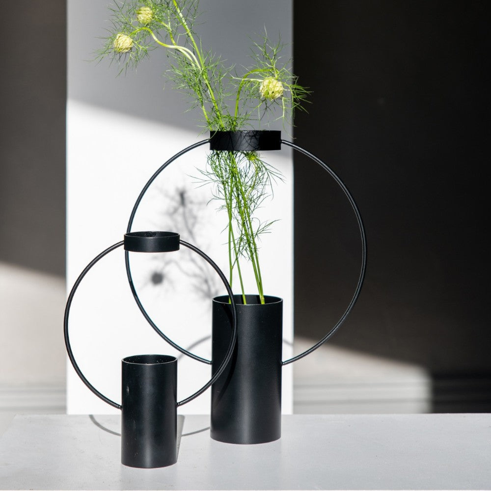 aelgmark black metal vase with modern geometric design and two sizes, perfect for displaying flowers.