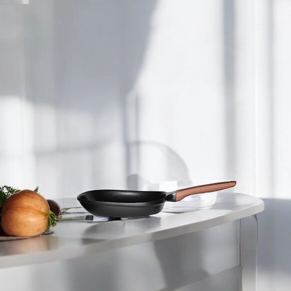 aelgmark black cast aluminum frying pan with ceramic coating and wood-look handle, 2L capacity, for everyday cooking.