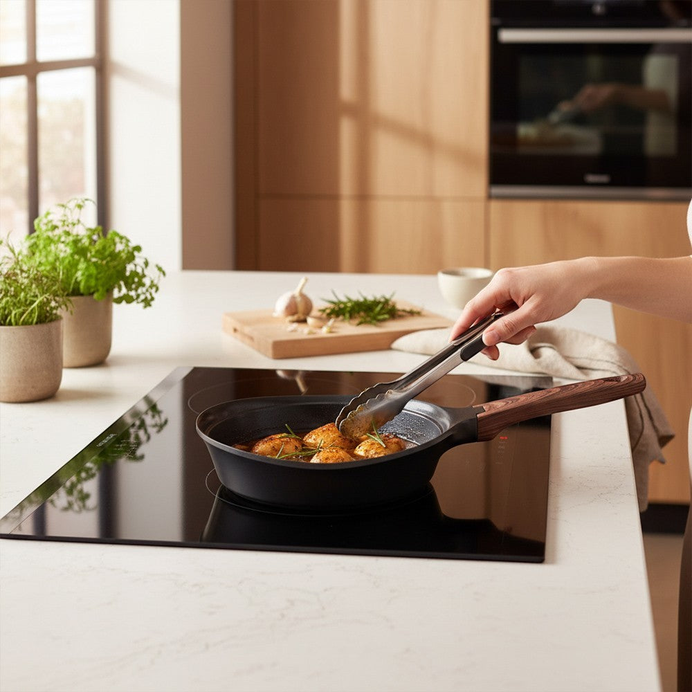 aelgmark Maku Kitchen Life cast aluminum non-stick frying pan with ceramic coating and wooden handle, cooking chicken.