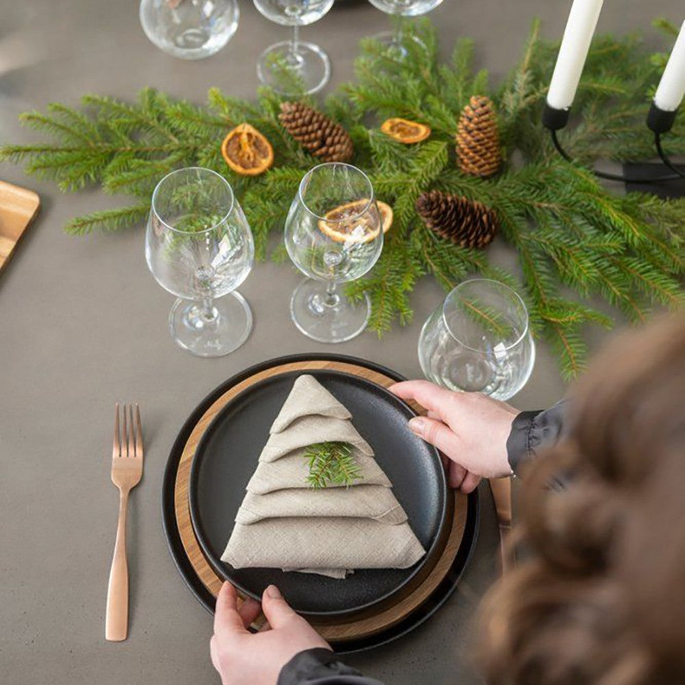 Aelgmark champagne gold cutlery set with a festive Christmas table setting. Includes 4 forks, 4 knives, 4 spoons, and 4 teaspoons.