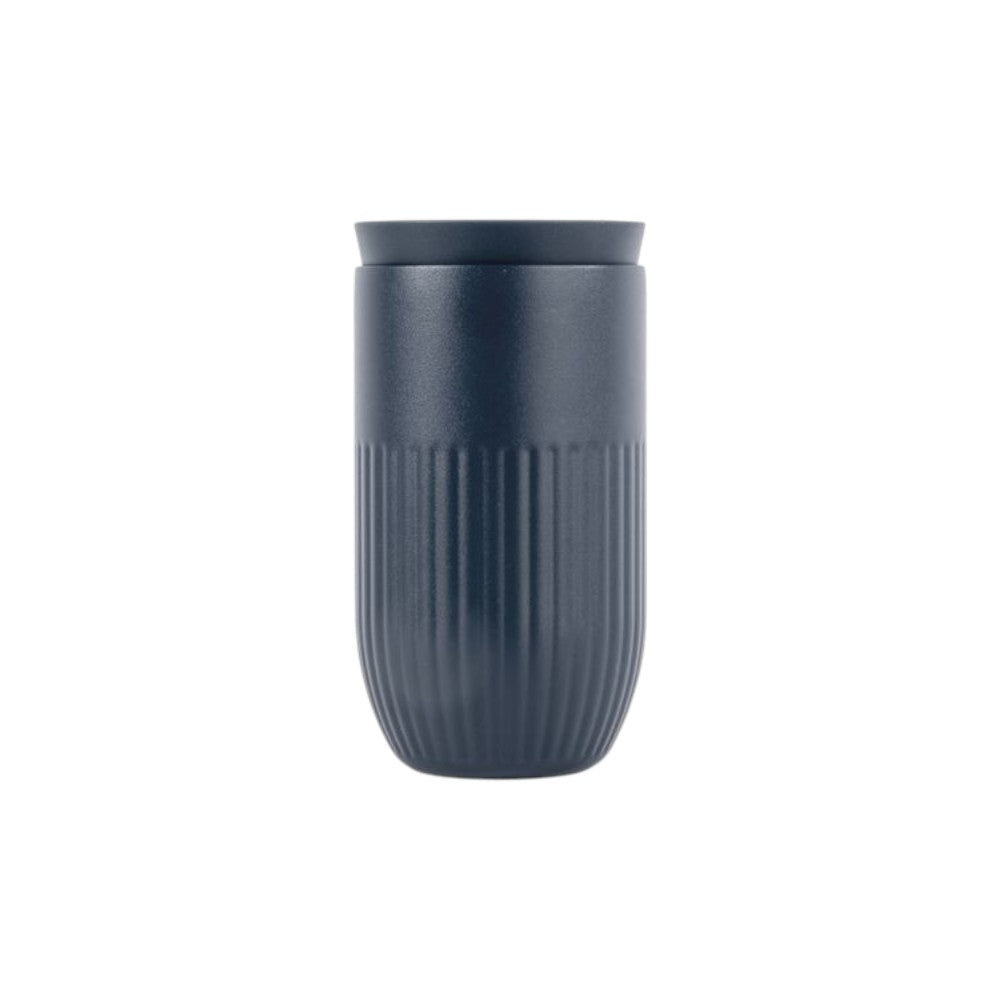 aelgmark Tova dark blue ribbed ceramic travel mug with PP lid, double-wall vacuum insulated.