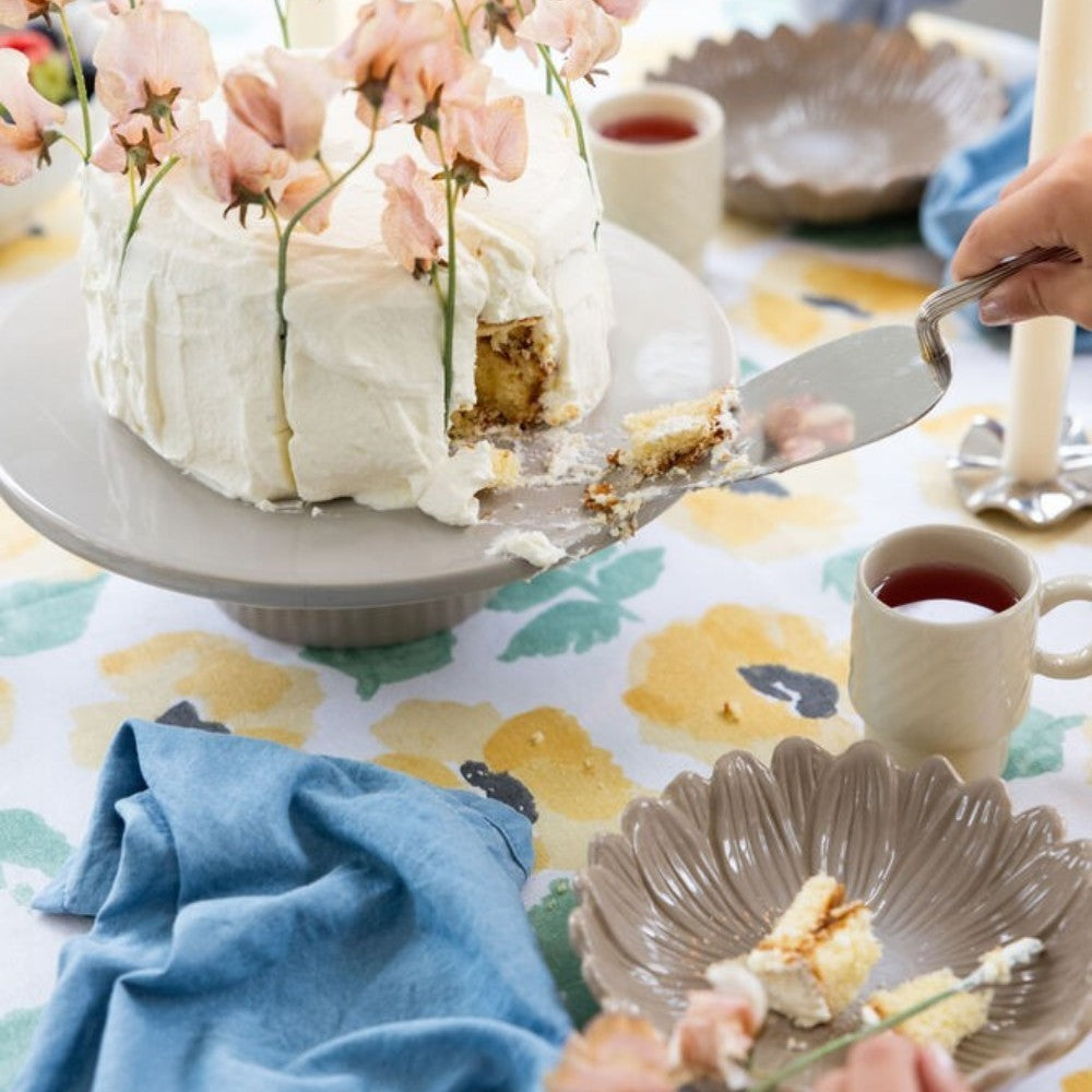 aelgmark Estelle stainless steel cake server with fluted handle, perfect for celebrations.