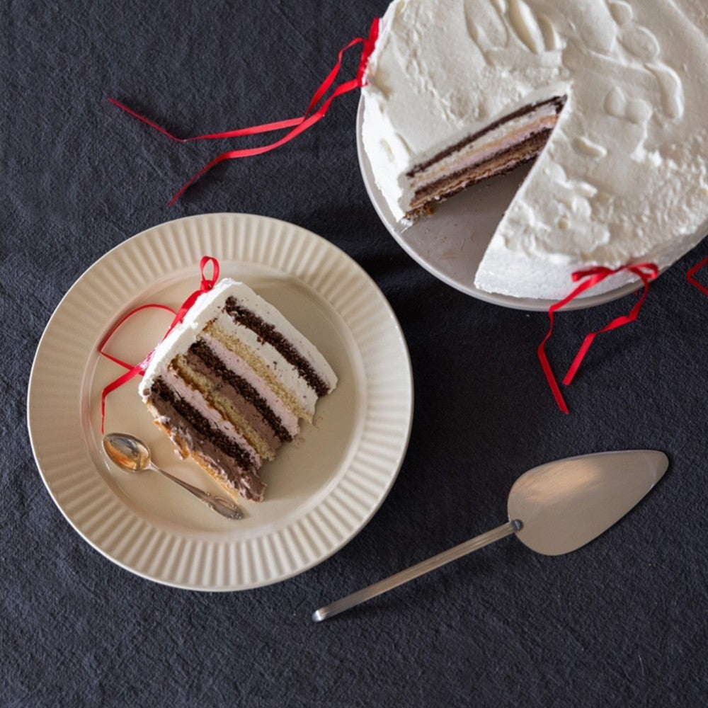 aelgmark Estelle stainless steel cake server with thin handle and ribbed detail, perfect for celebrations.
