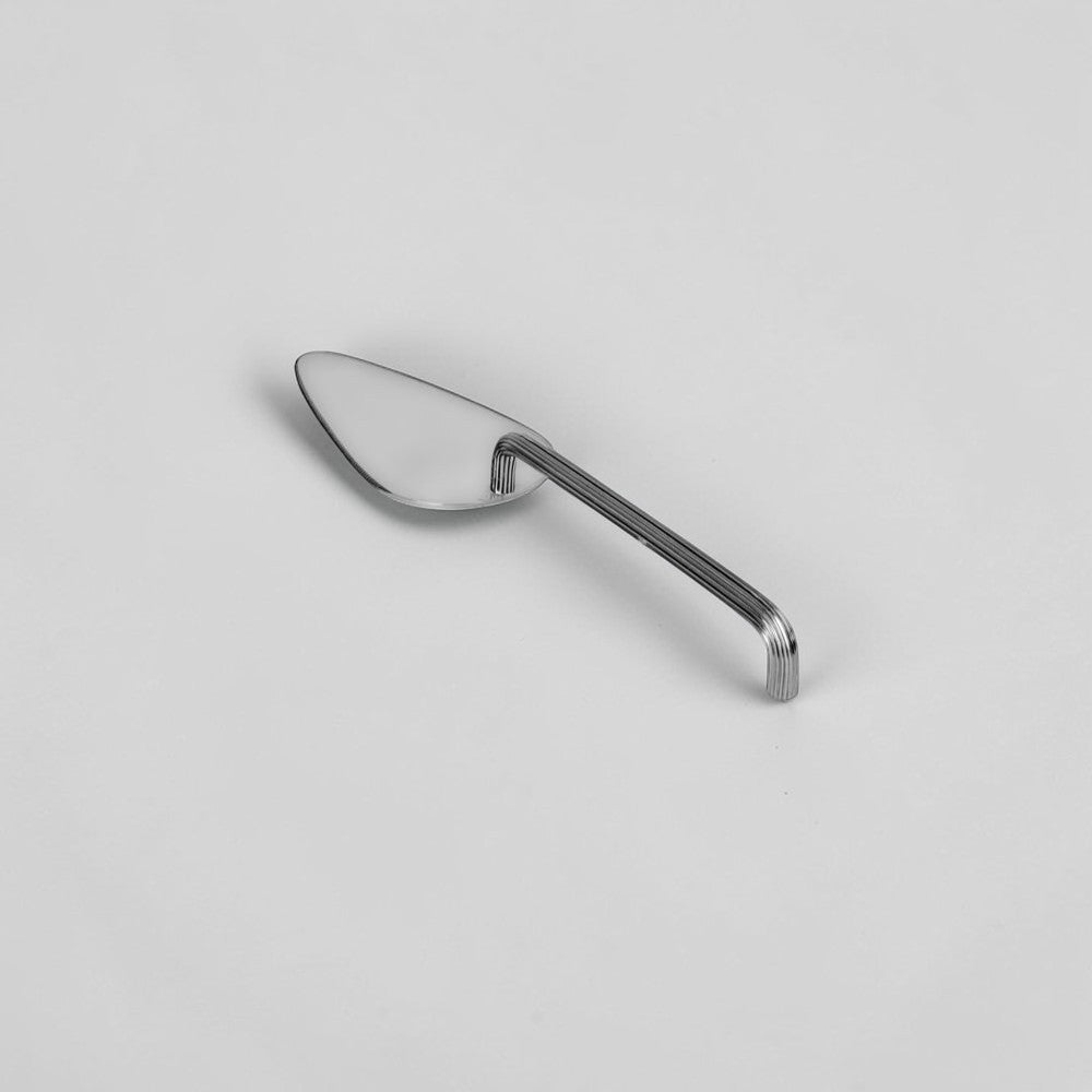 aelgmark Estelle stainless steel cake server with ribbed handle and flat triangular blade, perfect for parties.