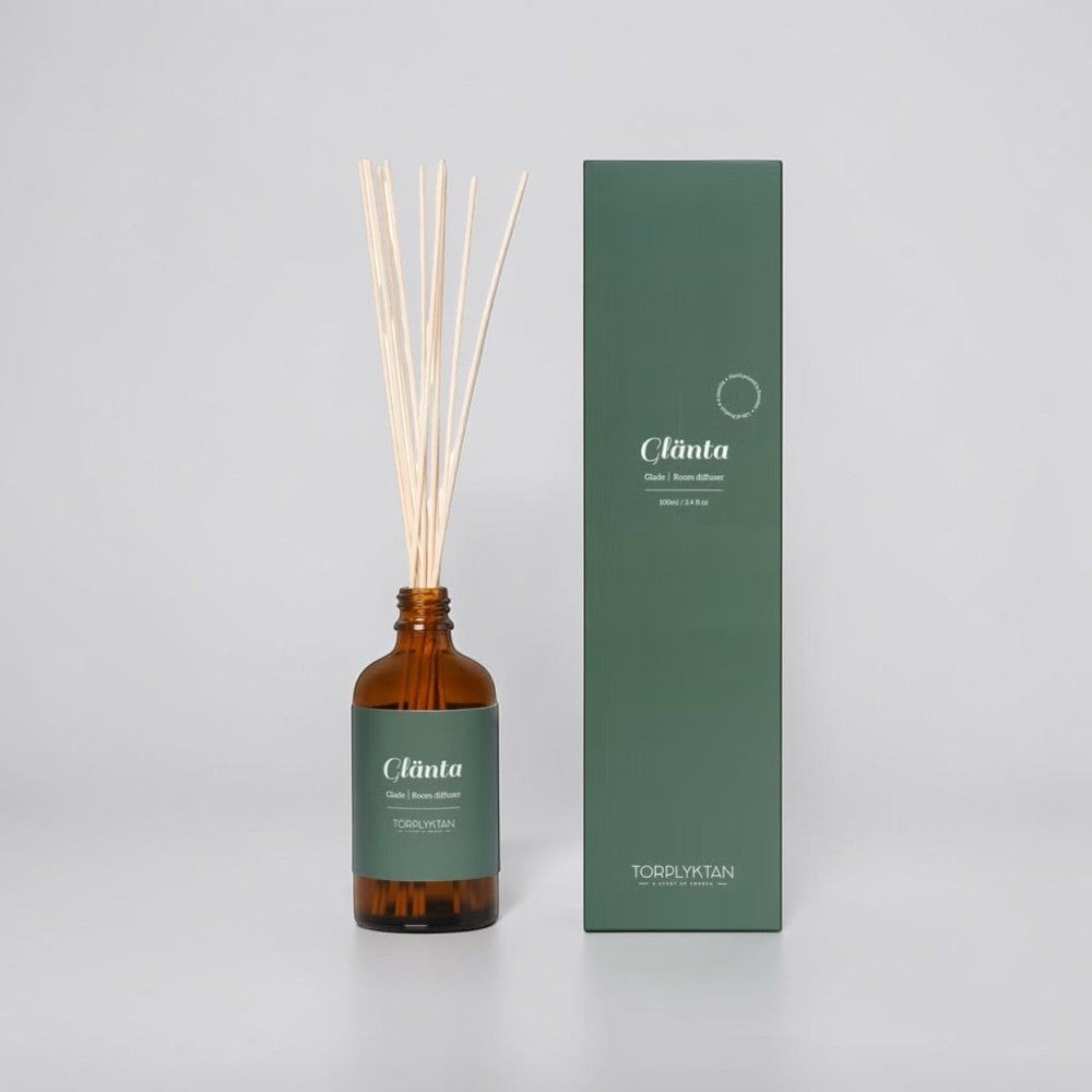 aelgmark Glade room diffuser with cedarwood, vetiver, sandalwood, bergamot, apple, and cherry notes.