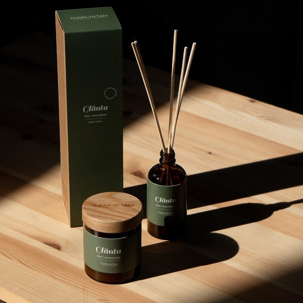 aelgmark Glade scented candle and room diffuser set with cedar, vetiver, sandalwood, bergamot, apple, and cherry notes.