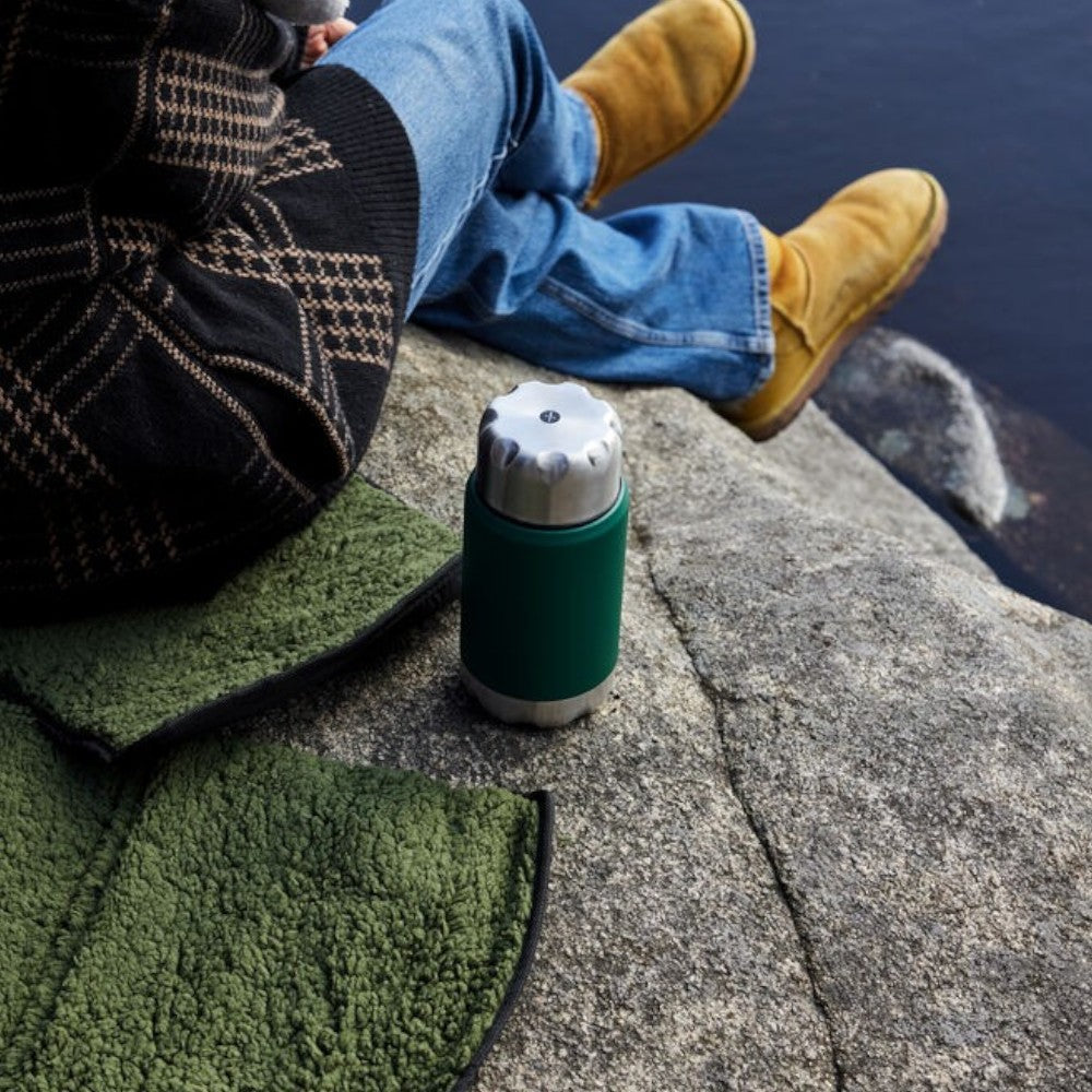 aelgmark outdoor mat in green faux shearling with waterproof backing, ideal for hiking.