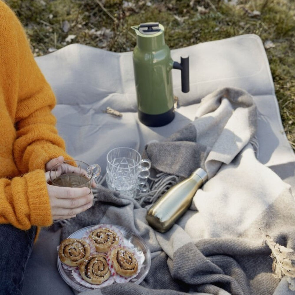 aelgmark green stainless steel thermos with black handle, perfect for picnics and outdoor use. Keeps drinks hot for 12 hours or cold for 24 hours.
