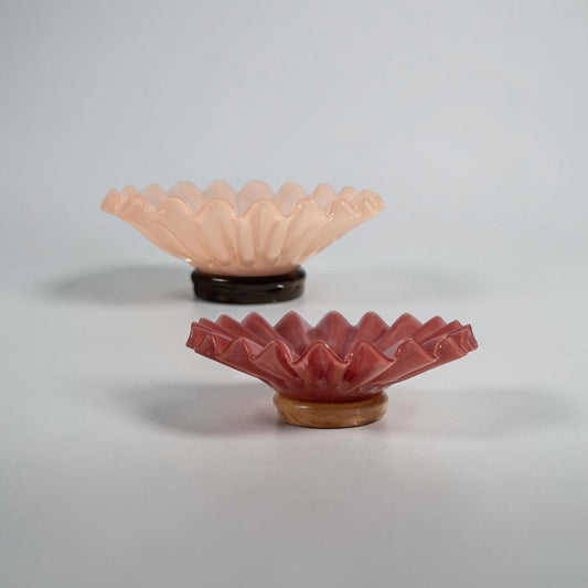 aelgmark Lori decorative dish in pale pink with a ruffled edge and dark base, inspired by pleated skirts.
