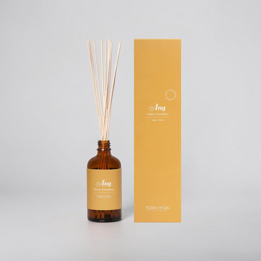 aelgmark Meadow room diffuser with reed sticks in amber glass bottle. Scent notes: grass, jasmine, sandalwood, vanilla.