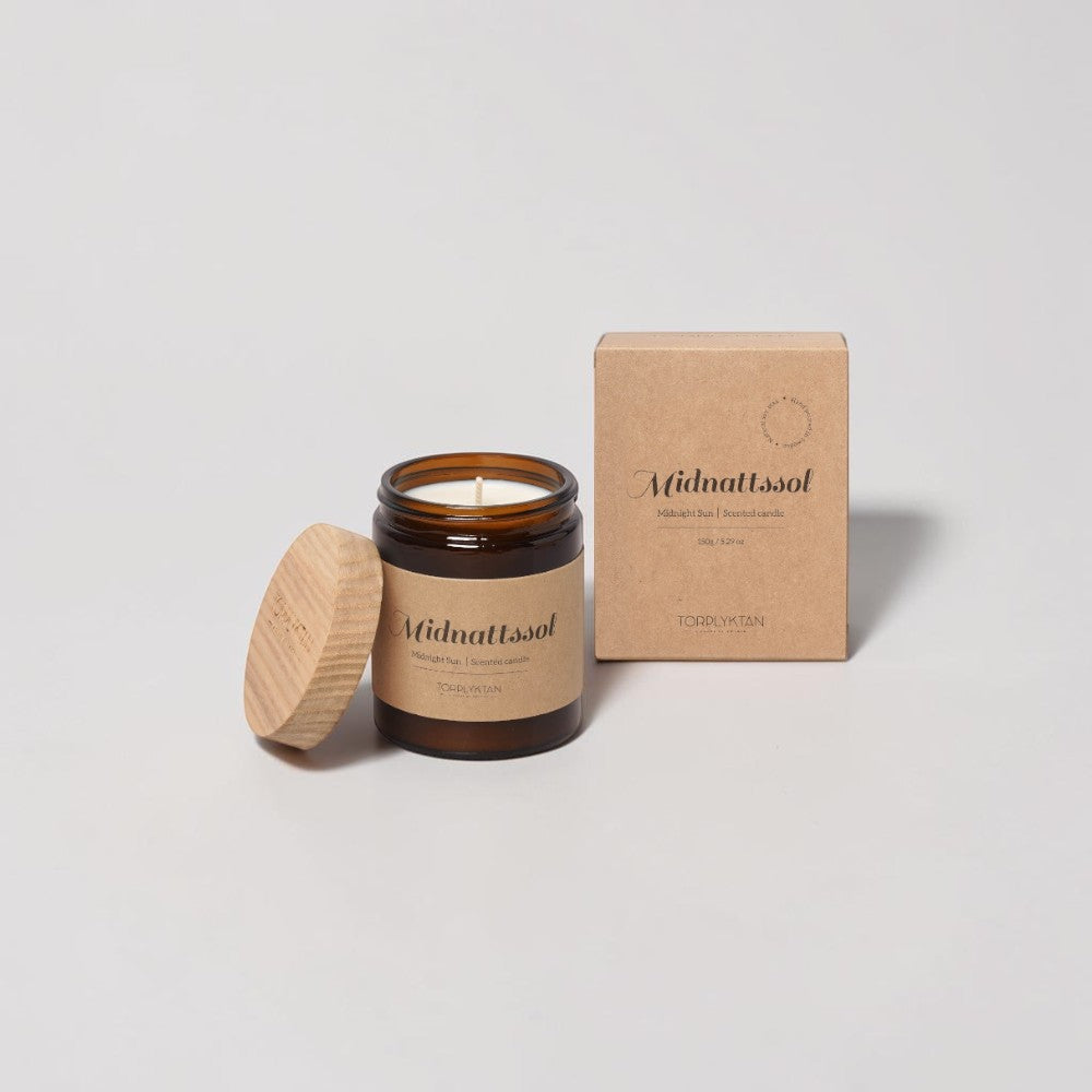 aelgmark北歐生活選物: Amber glass jar scented candle with wooden lid, labelled 'Midnattsol Midnight Sun', 150g.