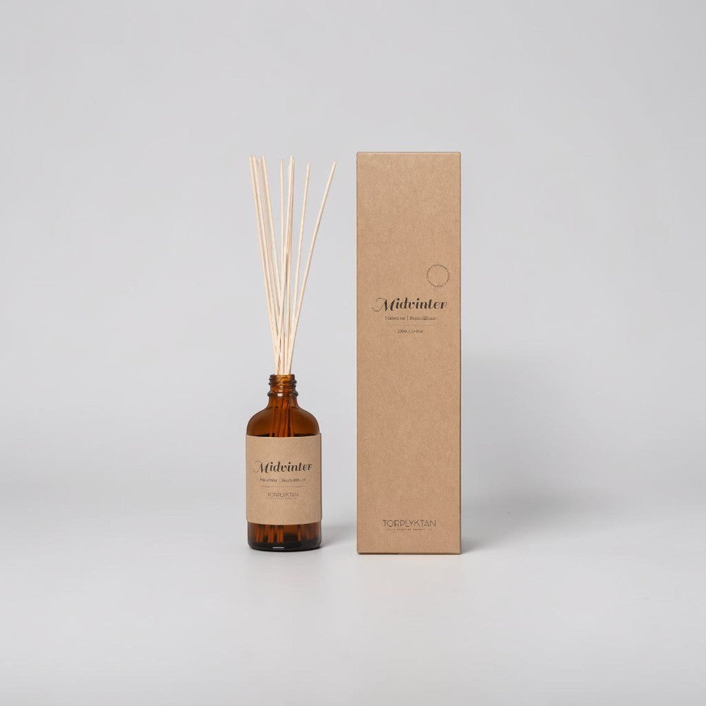 aelgmark Midvinter room diffuser with sandalwood, vanilla, and cedar notes in amber glass bottle with reeds.