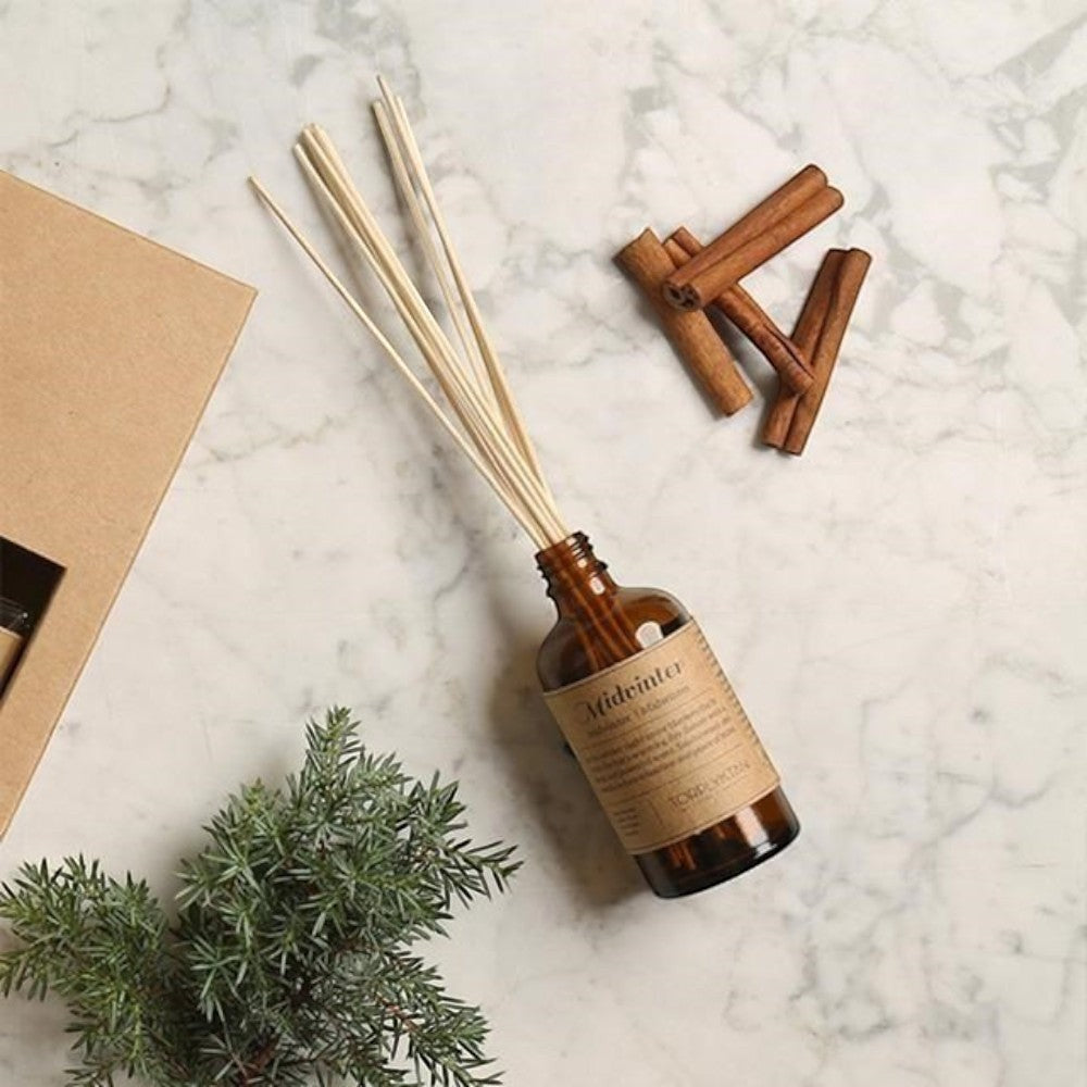 aelgmark Midwinter reed diffuser with sandalwood and vanilla notes, 100ml bottle with diffuser sticks and cinnamon sticks.