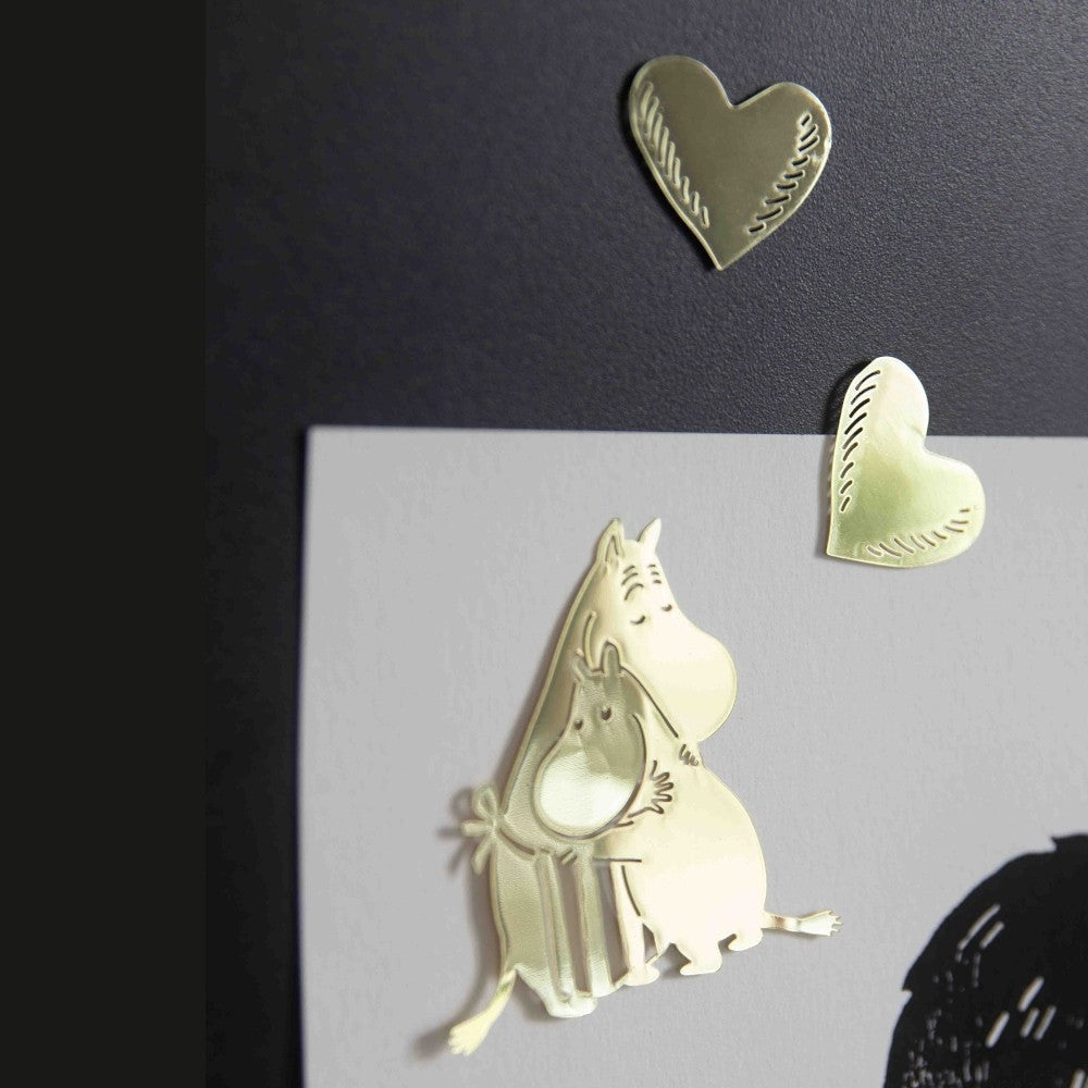 aelgmark Moomin characters hugging with heart-shaped magnets, gold metal.