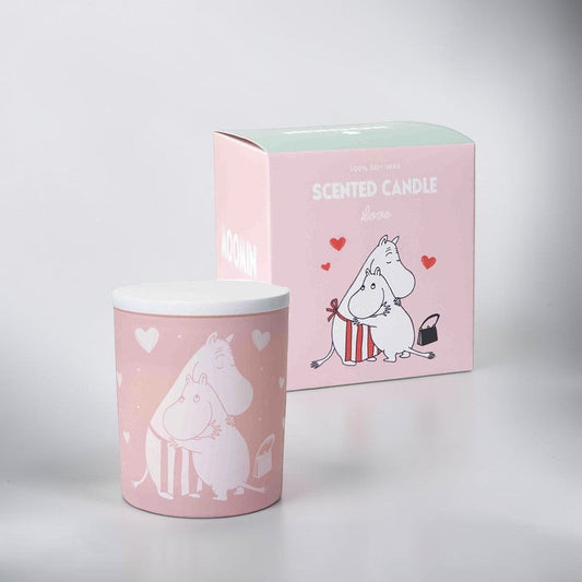 aelgmark Moomin scented candle in pink with white Moomin characters hugging. Features a fresh linen scent.