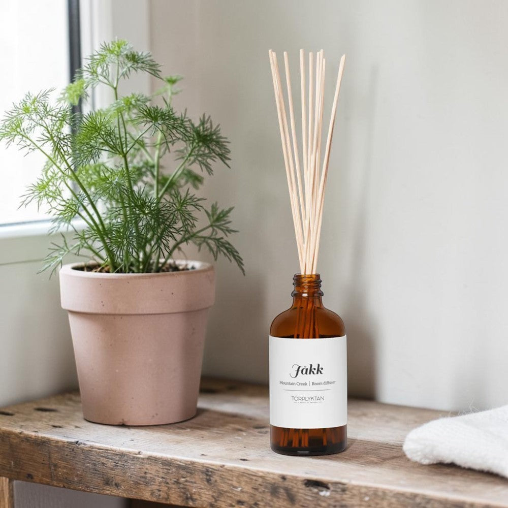 aelgmark Mountain Creek room diffuser with amber glass bottle and wooden reeds, 100ml.