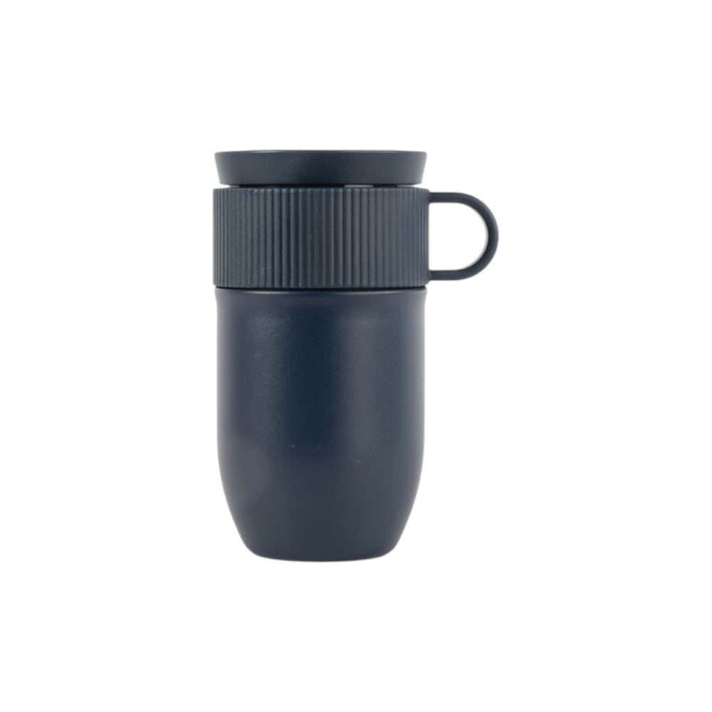 Aelgmark Ted navy blue stainless steel travel mug with ribbed grip and handle. Features a 360-degree drinking lid.