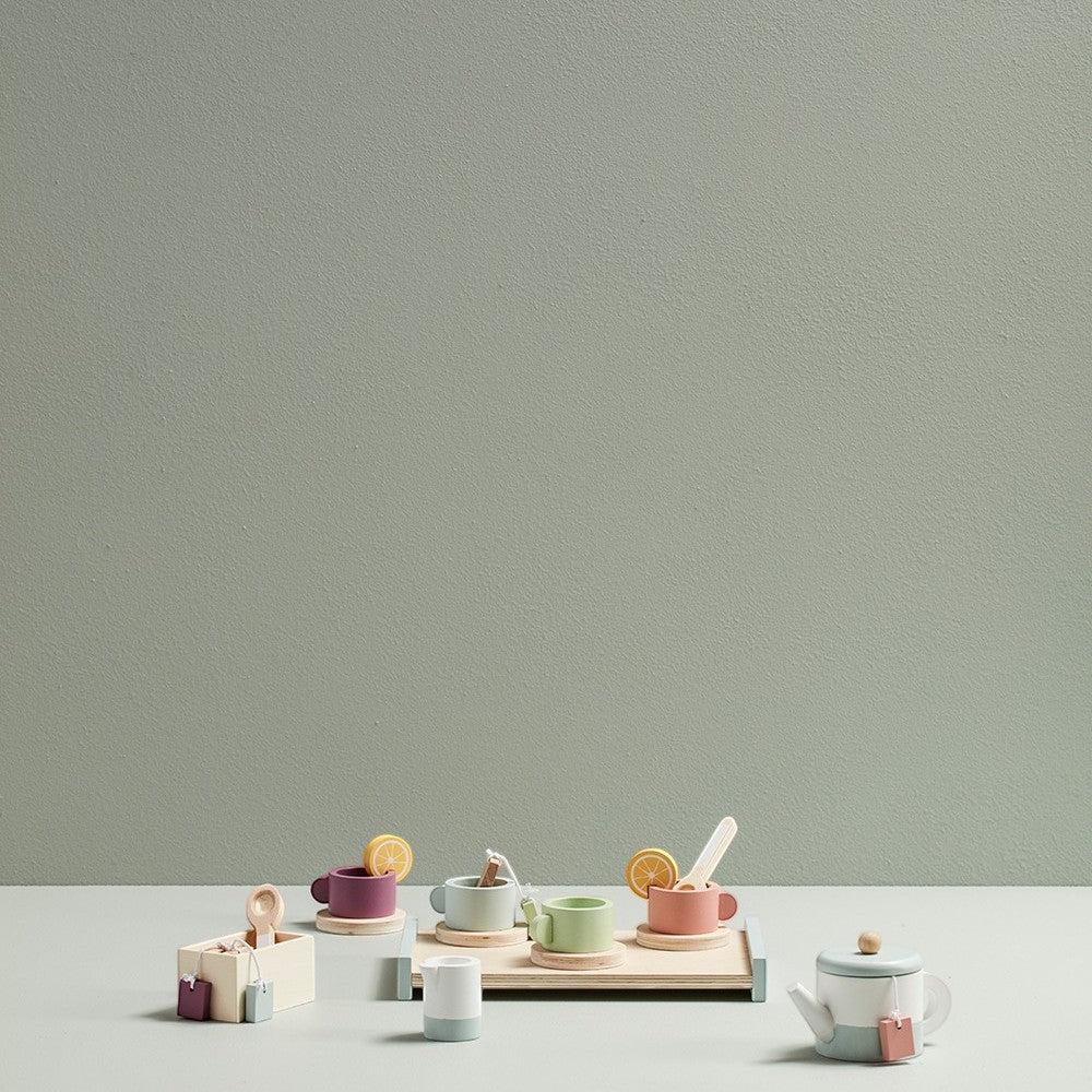 aelgmark 北歐生活選物 兒童木製下午茶茶具組，包含茶壺、茶杯、茶包與托盤，適合扮家家酒遊戲。