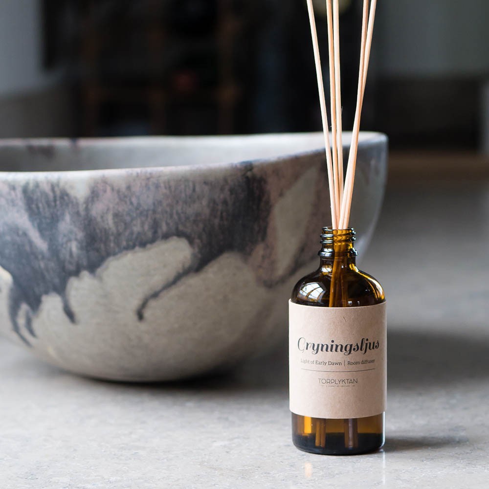 aelgmark amber glass room diffuser with reeds, featuring notes of citrus, oak, and apple.